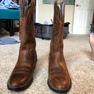 Almost new embroidered cowboy boots